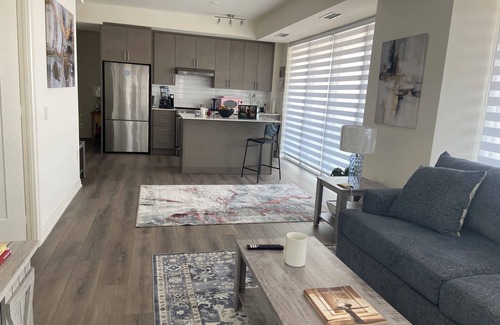 Vaughan Apartment | ๐๏ธ Modern ๐ธ Bright, Private Room with Ensuite โ 2 Min Walk to Vaughan Mills!