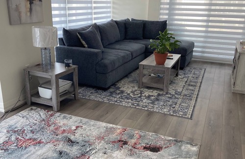 Vaughan Apartment | ๐๏ธ Modern ๐ธ Bright, Private Room with Ensuite โ 2 Min Walk to Vaughan Mills!