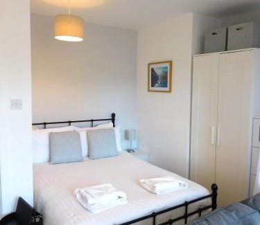 Shawlands Apartment | Modern bright studio apartment in south Glasgow