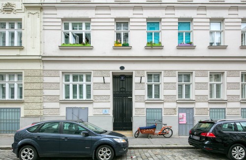 Brigittenau Apartment | Modern Brigittenau 1BR w/AC, Elevator, near Metro U4, by Blueground