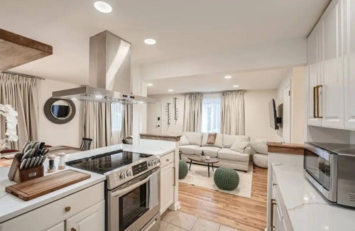 Garden Hills House | Modern Buckhead Duplex 2Br 2Ba - Walk Everywhere! Pet-Friendly