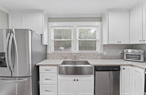 Gantt House | Modern bungalow. Lots of Parking. 10 min to Downtown Greenville. Pet Friendly.