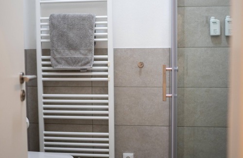West Apartment | Modern business Apartment with gym and bike