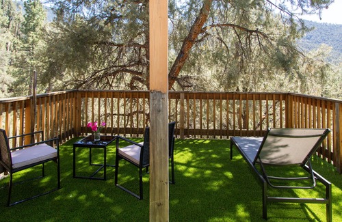 Pine Mountain Club House | Modern Cabin w breathtaking views + movie screen