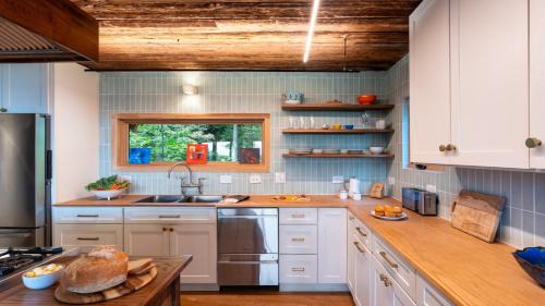 Glenford House | Modern Catskills Escape w Open Living Steam Shower Hot Tub w Mountain Views Minutes from Woodstock Trails Suncliff Vista