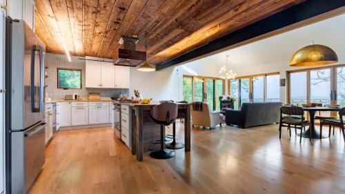 Glenford House | Modern Catskills Escape w Open Living Steam Shower Hot Tub w Mountain Views Minutes from Woodstock Trails Suncliff Vista