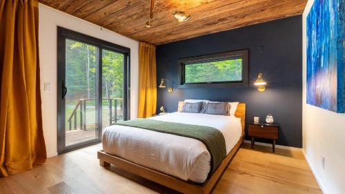Glenford House | Modern Catskills Escape w Open Living Steam Shower Hot Tub w Mountain Views Minutes from Woodstock Trails Suncliff Vista