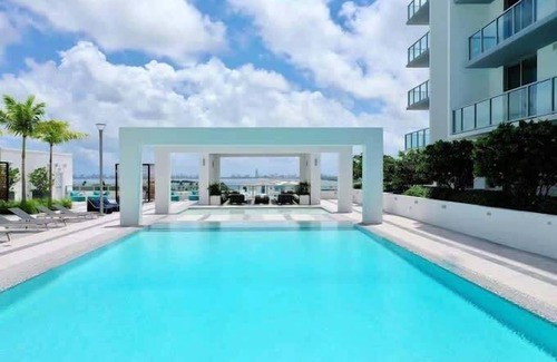 Northeast Miami Apartment | Modern Central 2-bedroom 2-bathroom Pool Parking