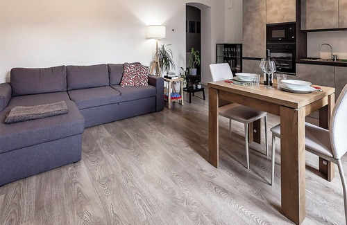Trento Apartment | Modern Central Apartment | WiFi, Self Check-in, Mountain View, Work & Relax