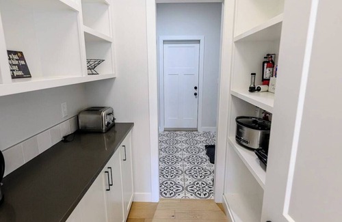 Clairmont House | Modern Charm | Full House + AC | 2 Smart TVs