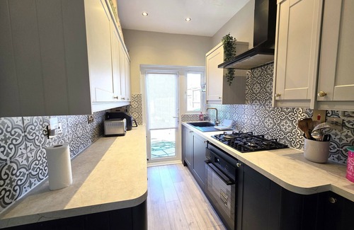 Havering House | Modern Chic: 3-Bed Retreat in Chadwell Heath