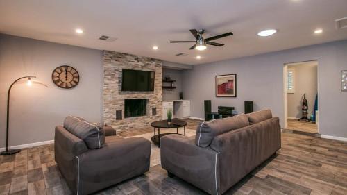 Scottsdale Country Acres House | Modern Chic Old Town Scottsdale Home wPool & Gym