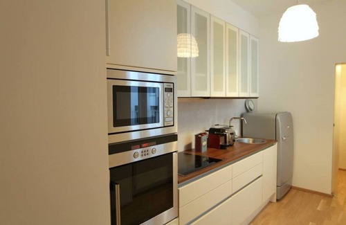 Brigittenau Apartment | Modern city apartment with balcony