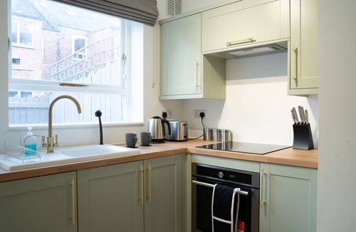 Nottingham House | Modern City Centre 2 Bed Home | Free Parking
