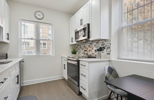 Point Breeze House | Modern City Living llnTake it easy at this unique and tranquil getaway.