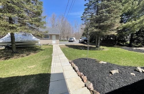 McDougall Cottage | Modern Clean Lakefront Cottage. Just 12 min to Parry Sound