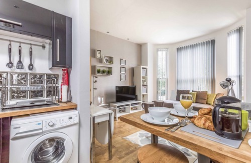Southsea Apartment | Modern, Close to beach, shops and restaurants, free wi fi, Sleeps 5,