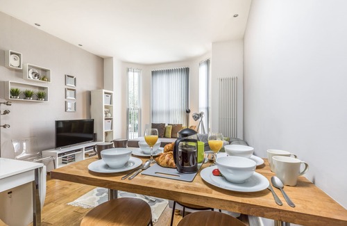 Southsea Apartment | Modern, Close to beach, shops and restaurants, free wi fi, Sleeps 5,