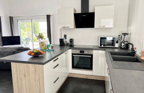 Pouzols-Minervois House | Modern Comfort in Minervois