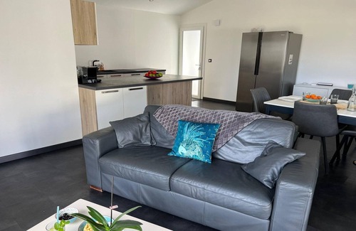 Pouzols-Minervois House | Modern Comfort in Minervois