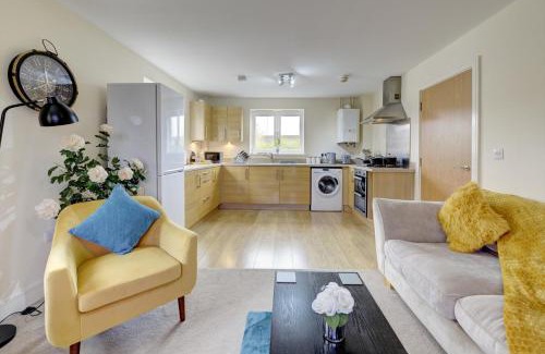 Rugby Apartment | Modern Comfort, 2BR, Ensuite, Parking