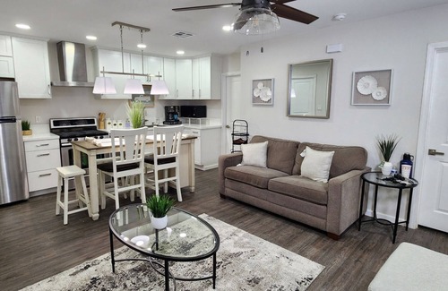El Centro House | Modern Comfort- Full Kitchen + Private Parking- Ideal for Professionals