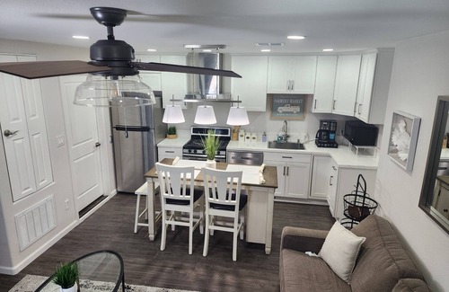 El Centro House | Modern Comfort- Full Kitchen + Private Parking- Ideal for Professionals