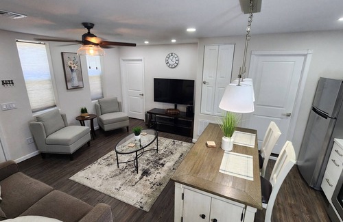 El Centro House | Modern Comfort- Full Kitchen + Private Parking- Ideal for Professionals
