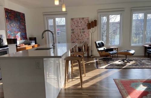 North End Condo | Modern comfort in central Peninsula location