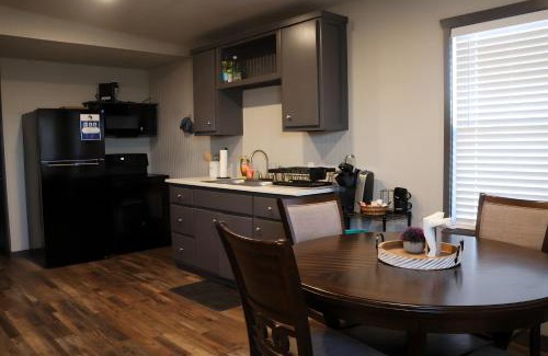 Floydada House | Modern Comfort Suite - Villa B