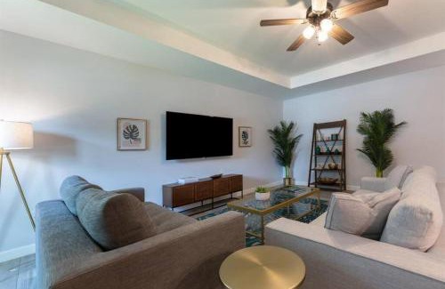 Poiciana Park II Villa | Modern Comfortable Stay!Sleeps 8!
