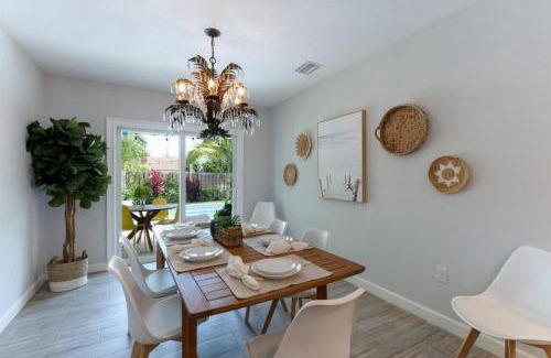 Poiciana Park II Villa | Modern Comfortable Stay!Sleeps 8!