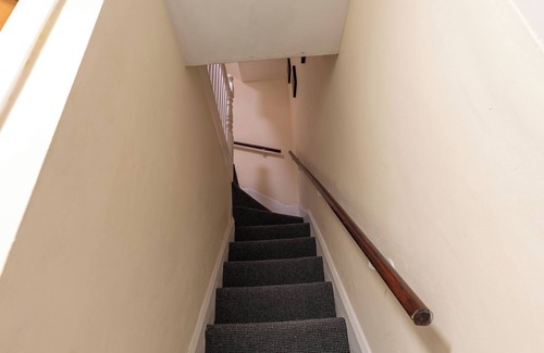 Luton House | Modern Comfortable Studio with kitchenette for 1-2 people, close to station