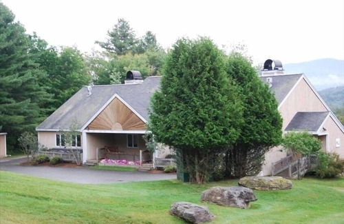Stowe Area Condo | Modern, Comfy & Clean Condo at Mountainside - Pool/HotTub, WIFI, on Mtn R