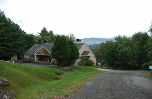 Stowe Area Condo | Modern, Comfy & Clean Condo at Mountainside - Pool/HotTub, WIFI, on Mtn R