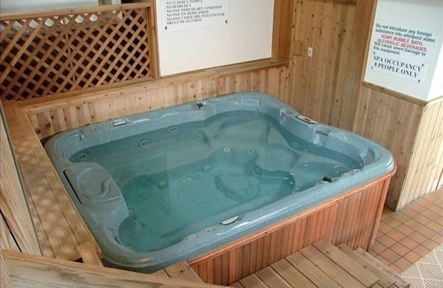 Stowe Area Condo | Modern, Comfy & Clean Condo at Mountainside - Pool/HotTub, WIFI, on Mtn R