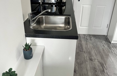 Glasgow Apartment | Modern Comfy One bed apartment - with Free parking