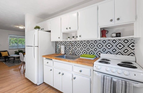Lake Ridge Apartment | Modern Condo, 2 bed 1 bath Close to Beach