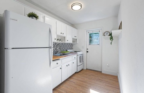 Lake Ridge Apartment | Modern Condo, 2 bed 1 bath Close to Beach