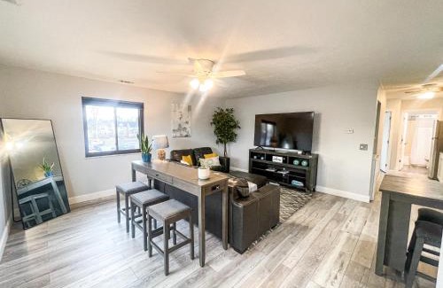 Huron Apartment | Modern Condo Central Huron Boat Basin Area