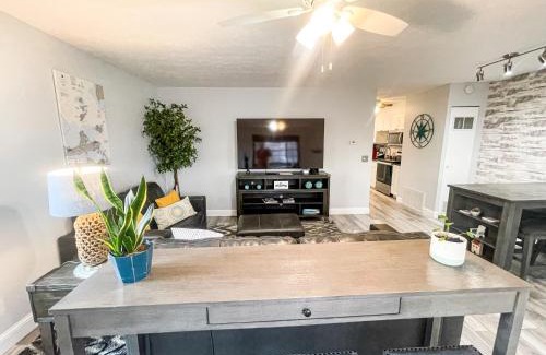 Huron Apartment | Modern Condo Central Huron Boat Basin Area