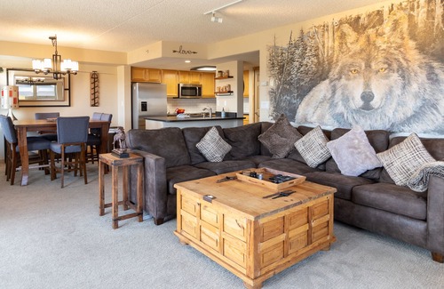 Frisco Condo | Modern Condo. Hot tub. Amazing Lake views. Mural.