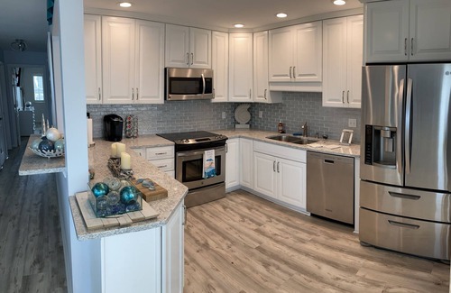 Holiday Isle Condo | Modern condo on Harbor & steps from the beach! W/Private balcony & Boat Slip