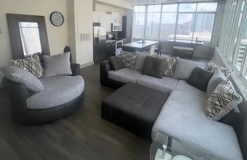 Cabbagetown Apartment | Modern Condo w/ Skyview