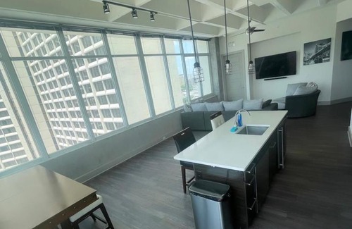 Cabbagetown Apartment | Modern Condo w/ Skyview