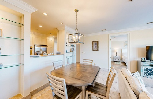 Carrabelle Condo | Modern condo with balcony, W/D, AC, pickleball, & swimming pool