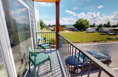 Evergreen Apartment | Modern condo with full kitchen & Washer/Dryer - Dog Friendly