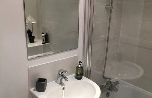 Nottingham City Centre Apartment | Modern, convenient, 2 bed apartment with parking close to the train station.