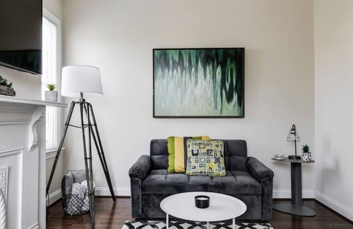 Church Hill Apartment | Modern, Convenient Gem: Urban Retreat 'n Richmond