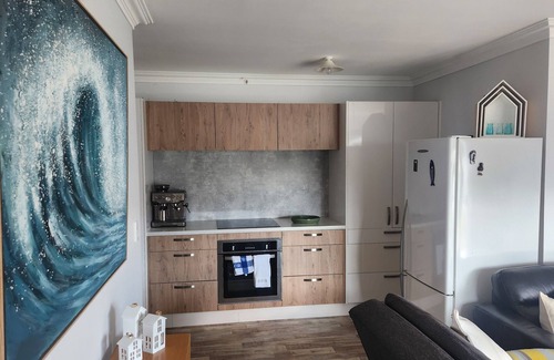 Whangamata House | Modern cosy 1 bedroom Bach, estuary location, off-street parking